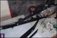 При помощи болтов левая часть рамы гусеничного движителя фиксируется к двигателю скутера через отверстия крепления амортизатора и опорного диска тормозных колодок При помощи болтов левая часть рамы гусеничного движителя фиксируется к двигателю скутера через отверстия крепления амортизатора и опорного диска тормозных колодок