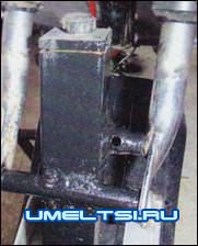 Лыжа крепится к передней вилке скутера через специальную стойку и имеет две степени свободы движения. Лыжа крепится к передней вилке скутера через специальную стойку и имеет две степени свободы движения.