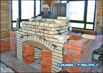 Кладка арочного свода портала и формирование дымос-борника камина. Кладка арочного свода портала и формирование дымос-борника камина.