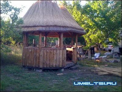 Беседка с камышовой крышей Беседка с камышовой крышей