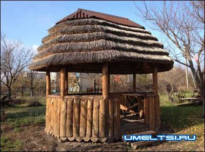 Беседка с камышовой крышей Беседка с камышовой крышей