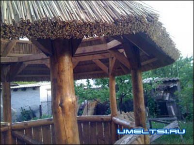 Беседка с камышовой крышей Беседка с камышовой крышей
