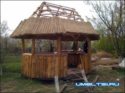 Беседка с камышовой крышей Беседка с камышовой крышей