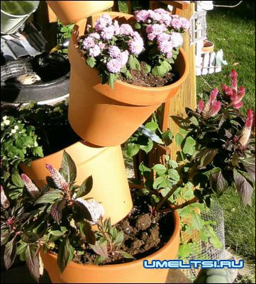 Цветочные горшки как декор для сада