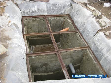 Для верхней части септика нарезал по размеру уголки, все уложил:укладка уголков. потолок септика. Для верхней части септика нарезал по размеру уголки, все уложил:укладка уголков. потолок септика.