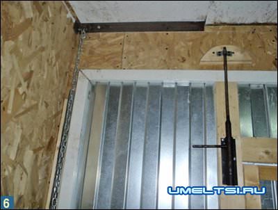 верхняя часть прижимается к проему верхняя часть прижимается к проему