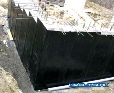 Рулонные материалы наклеивают внахлест Рулонные материалы наклеивают внахлест