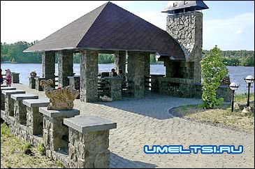 беседка на берегу водоема беседка на берегу водоема