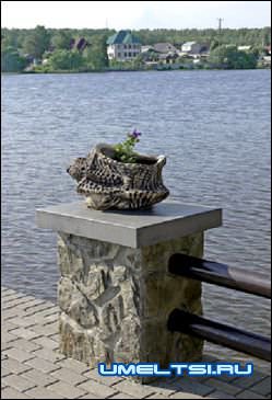 беседка на берегу водоема беседка на берегу водоема