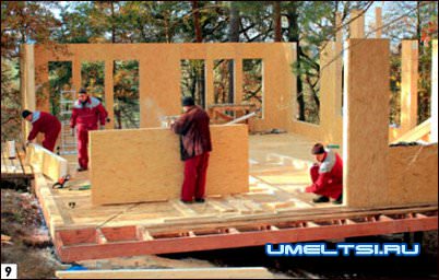 Сборку стен первого этажа начали с одного из углов дома Сборку стен первого этажа начали с одного из углов дома