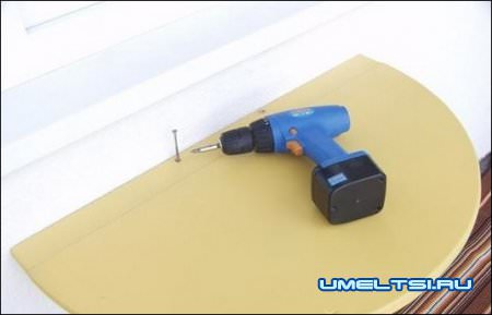 привинчуем стол к стене