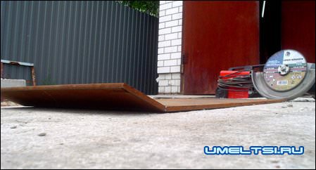 Загибаем основания плошадки виброплиты Загибаем основания плошадки виброплиты