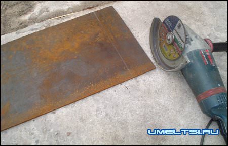 Надрезаем болгаркой основания виброплиты Надрезаем болгаркой основания виброплиты