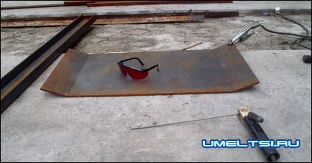 Свариваем надрезанный металл основания виброплиты Свариваем надрезанный металл основания виброплиты