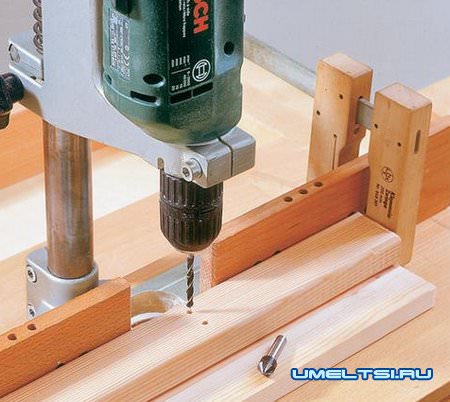 Сверлим отверстия под шурупы в поперечных планках Сверлим отверстия под шурупы в поперечных планках