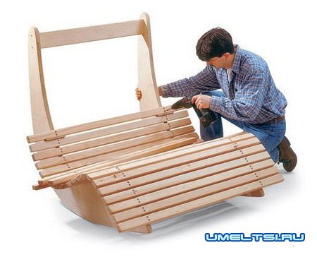 Прикручиваем поперечные планки к основе Прикручиваем поперечные планки к основе
