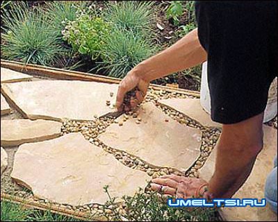 дорожка с плитняка засыпание трещин