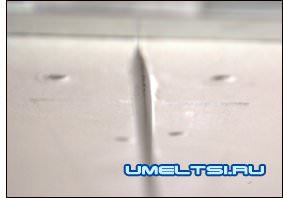 Поперечные стыки листов гипсокартона разносим относительно друг друга