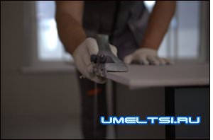 Поперечные стыки листов гипсокартона разносим относительно друг друга