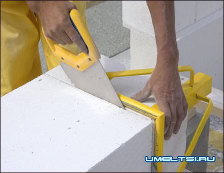 Газобетон легко обрабатывается — его можно резать простой пилой Газобетон легко обрабатывается — его можно резать простой пилой