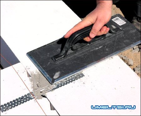 Плоские анкеры позволяют выполнять сопряжение стен без перевязки Плоские анкеры позволяют выполнять сопряжение стен без перевязки