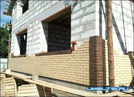 Стены из газобетона часто выполняют с облицовкой из лицевого кирпича Стены из газобетона часто выполняют с облицовкой из лицевого кирпича