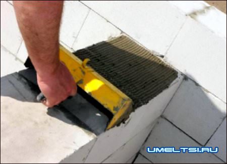 Специальный ковш позволяет наносить клеевой раствор тонким слоем по всей ширине блока