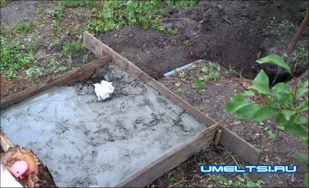 в бетонной площадке комуникации