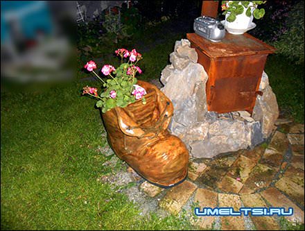 Уличный вазон-башмак Уличный вазон-башмак