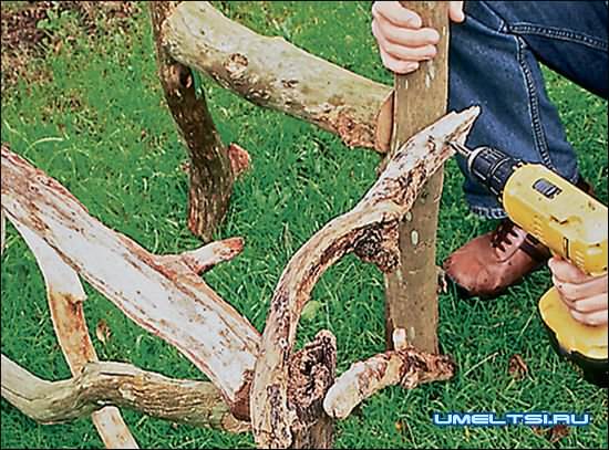 Садовая скамейка из веток