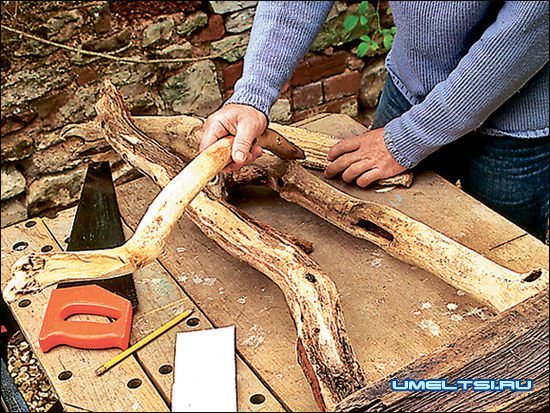 Садовая скамейка из веток