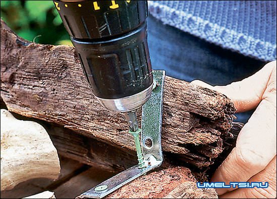 Садовая скамейка из веток