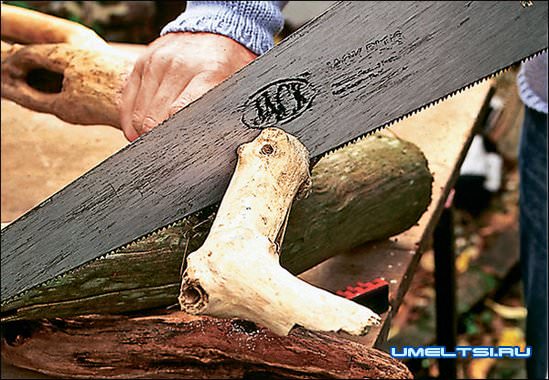 Садовая скамейка из веток