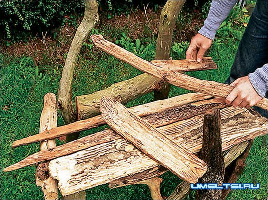 Садовая скамейка из веток