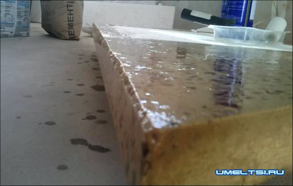 покрыли лаком столешницу