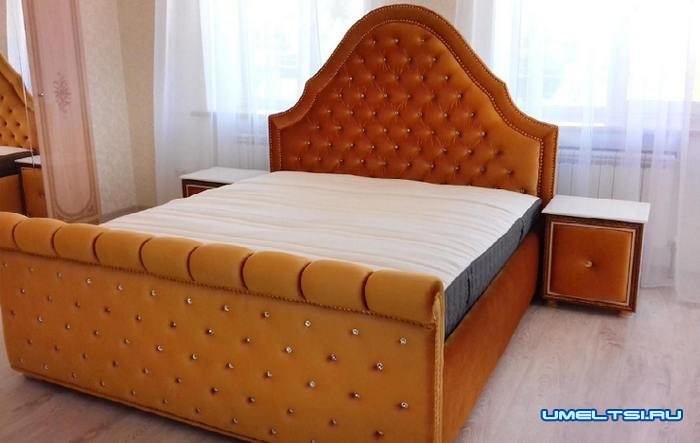 Кровать с мягким изголовьем: фото