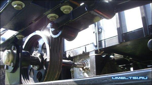 Полноприводной вездеход с ломающейся рамой