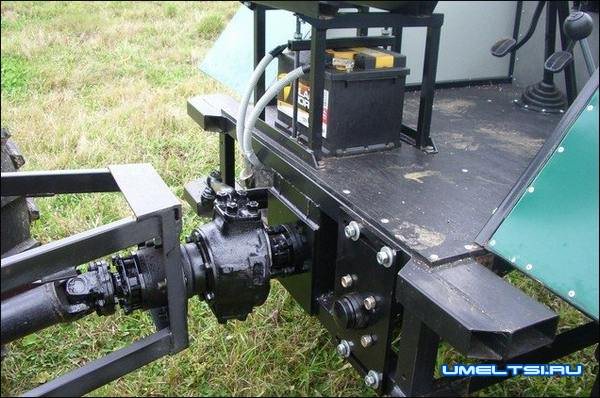 Полноприводной вездеход с ломающейся рамой