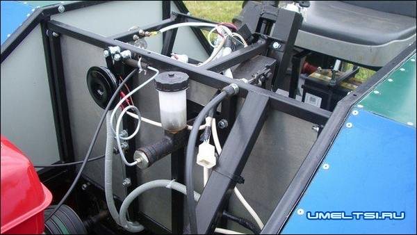 Полноприводной вездеход с ломающейся рамой