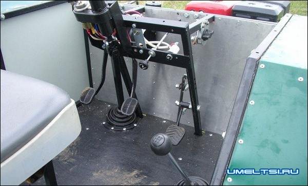 Полноприводной вездеход с ломающейся рамой