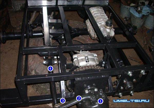 Полноприводной вездеход с ломающейся рамой