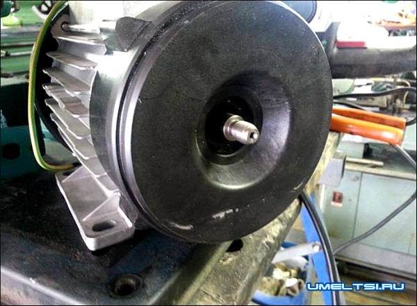 Растачиваем фланец на электрическому двигателю