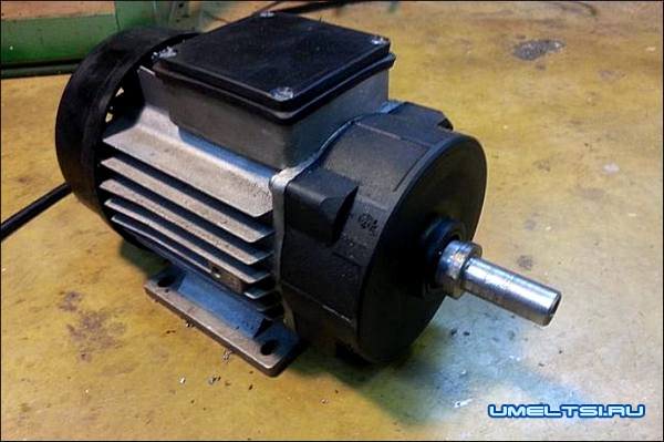 Растачиваем фланец на электрическому двигателю