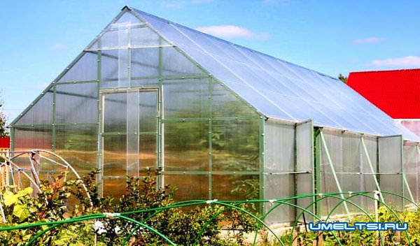 Строим теплицу из поликарбоната с двухскатной крышей