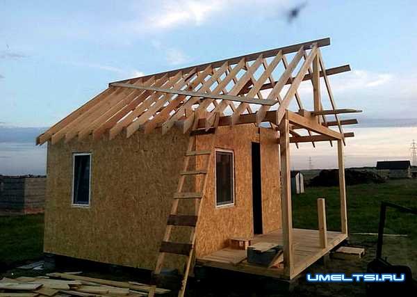 недорогой каркасный домик на дачном участке-фото