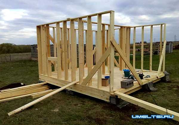 недорогой каркасный домик на дачном участке-фото