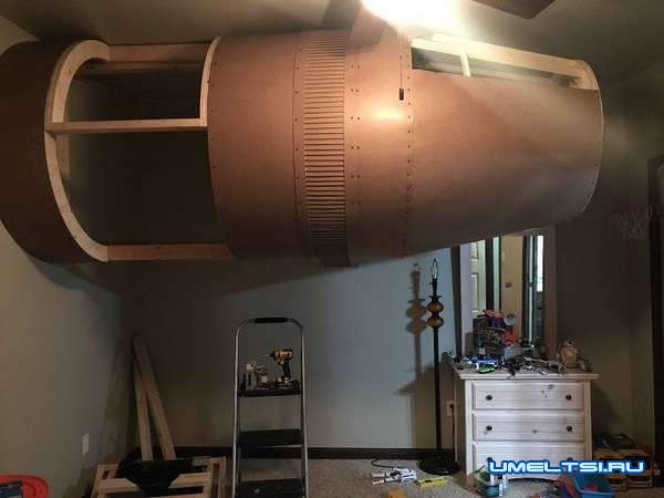 Кровать в виде космического корабля Кровать в виде космического корабля