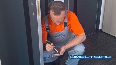 Мастер на вызове ремонтирует замок