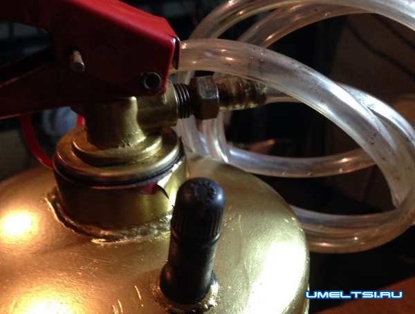 Нагнетатель масла из огнетушителя Нагнетатель масла из огнетушителя