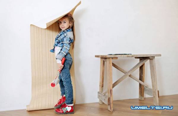 Как правильно и быстро поклеить обои